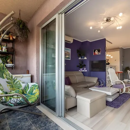 Zoey Apartment *